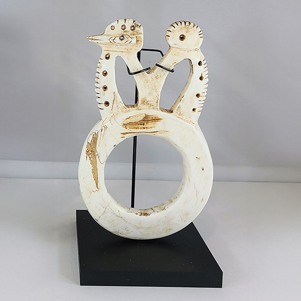 Carved shell ring with bird shape on top